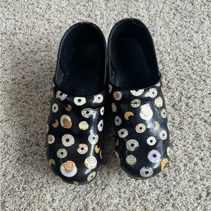Dansko Women’s Professional Patent Leather Sweet Treat Donut Clogs Size 40